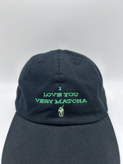 Nahaufnahme der I love you very matcha dad cap von arrel in schwarz und grün