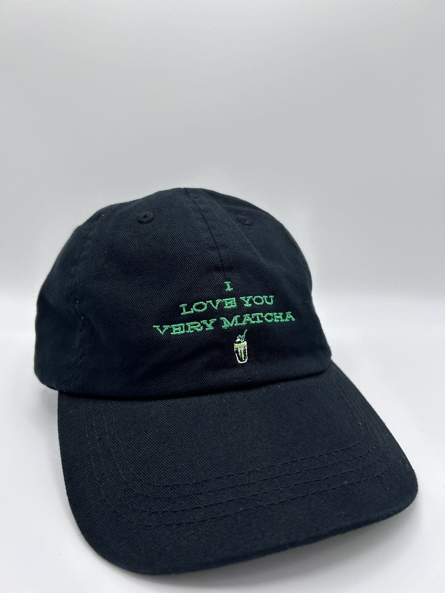 I love you very matcha organic dad cap in schwarz mit grüner Schrift von schräg vorne