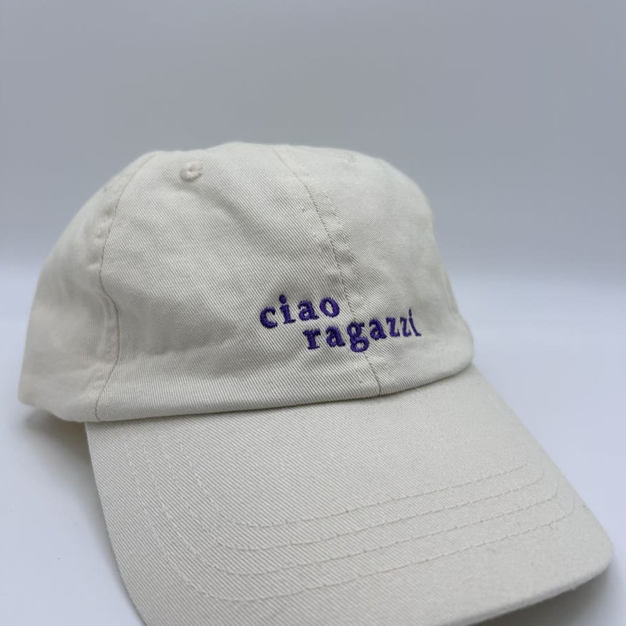 ciao ragazzi dad cap von arrel in beige mit lavendefarbener Schrift schräg vorne