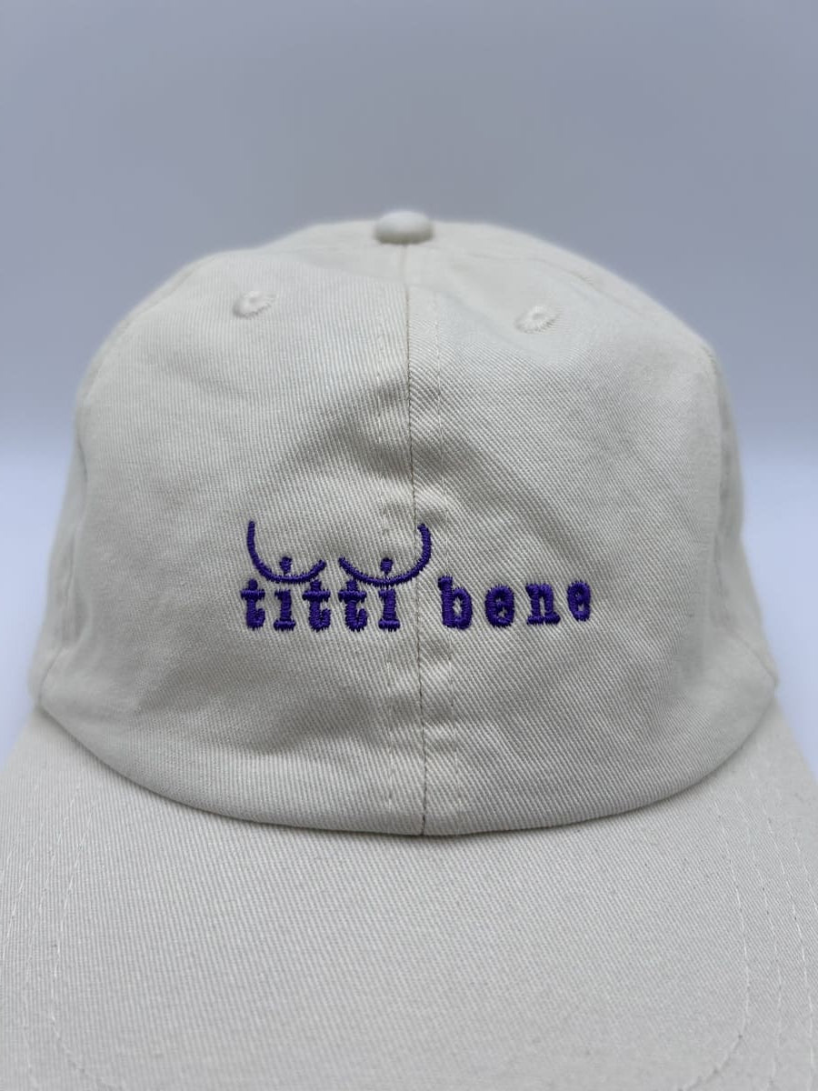 Nahaufnahme der titti bene dad cap von arrel in creme und Lavendel