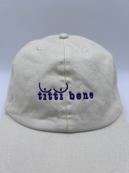 Nahaufnahme der titti bene dad cap von arrel in creme und Lavendel