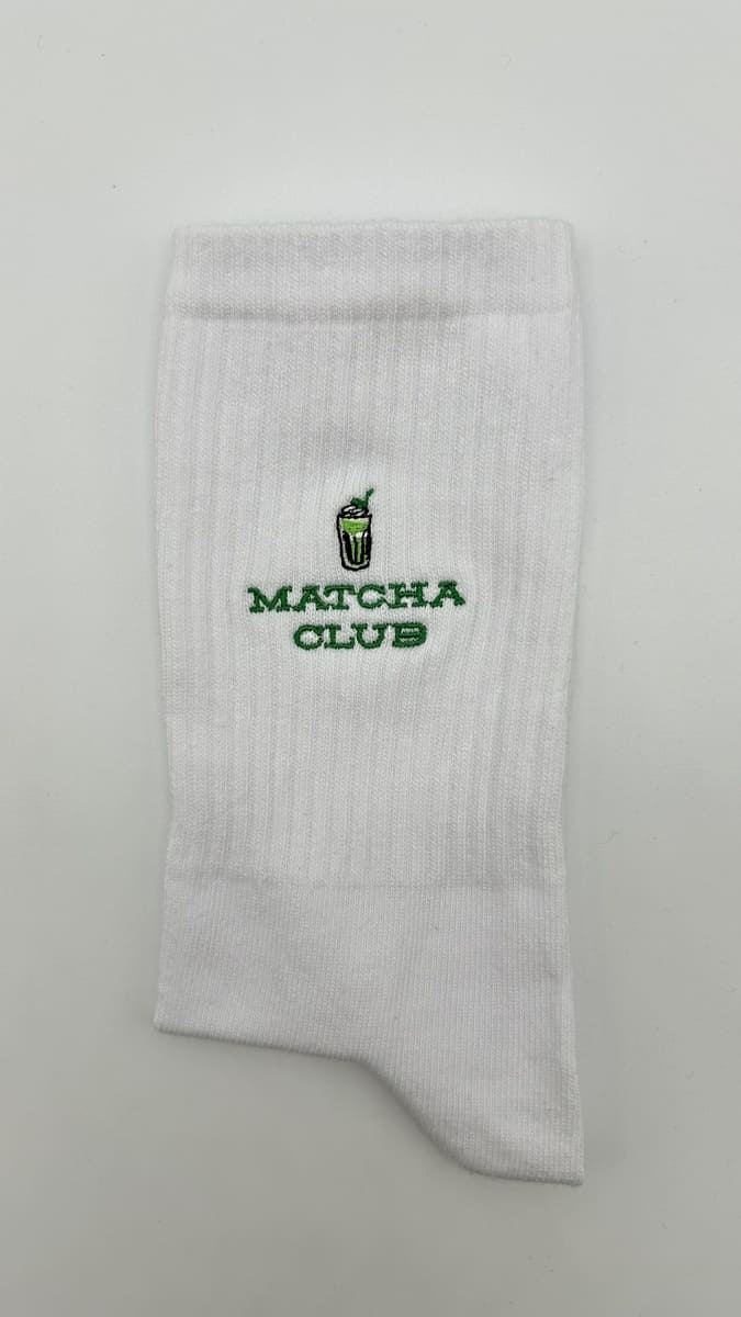 Close up der Matcha Club Statement Socke von arrel in weiß mit grünem Design