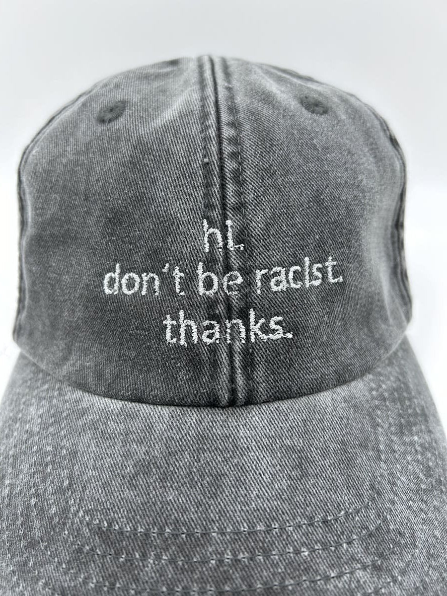 Nahaufnahme der hi don't be racist cap von arrel in vintage black mit silberner Schrift
