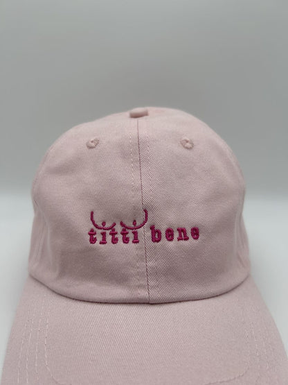 Nahaufnahme der titti bene dad cap in rosa und pink