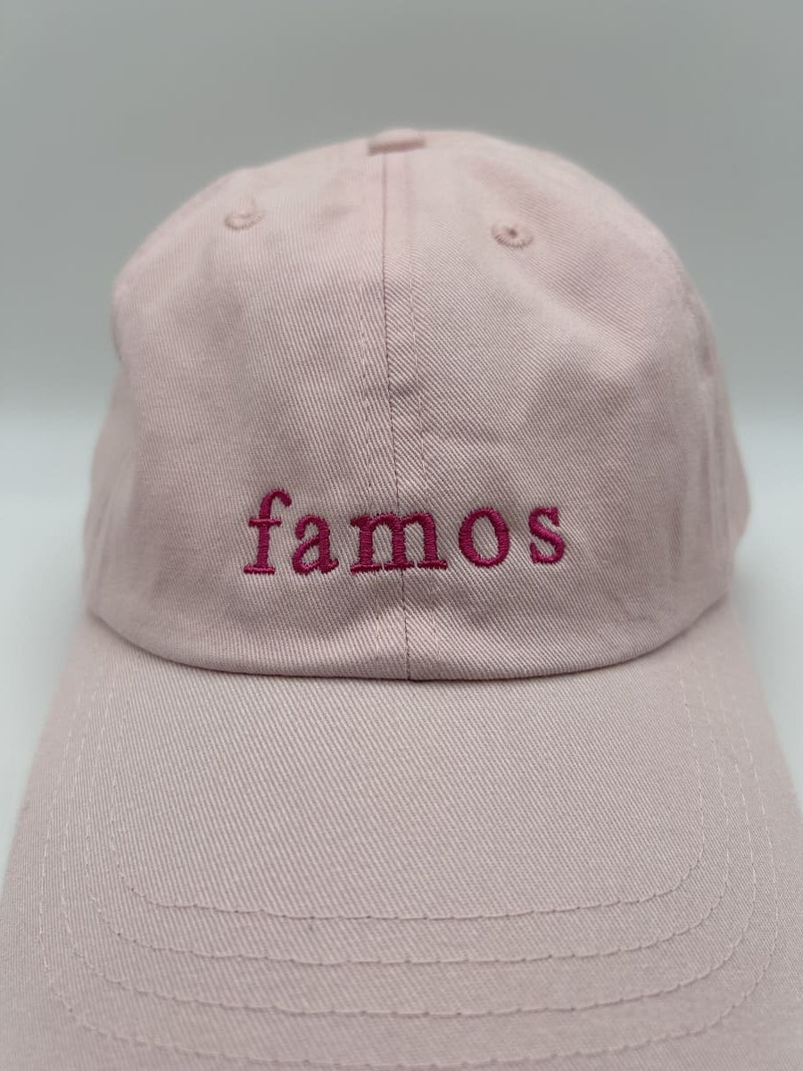 Nahaufnahme der famos dad cap von arrel in rosa und pink
