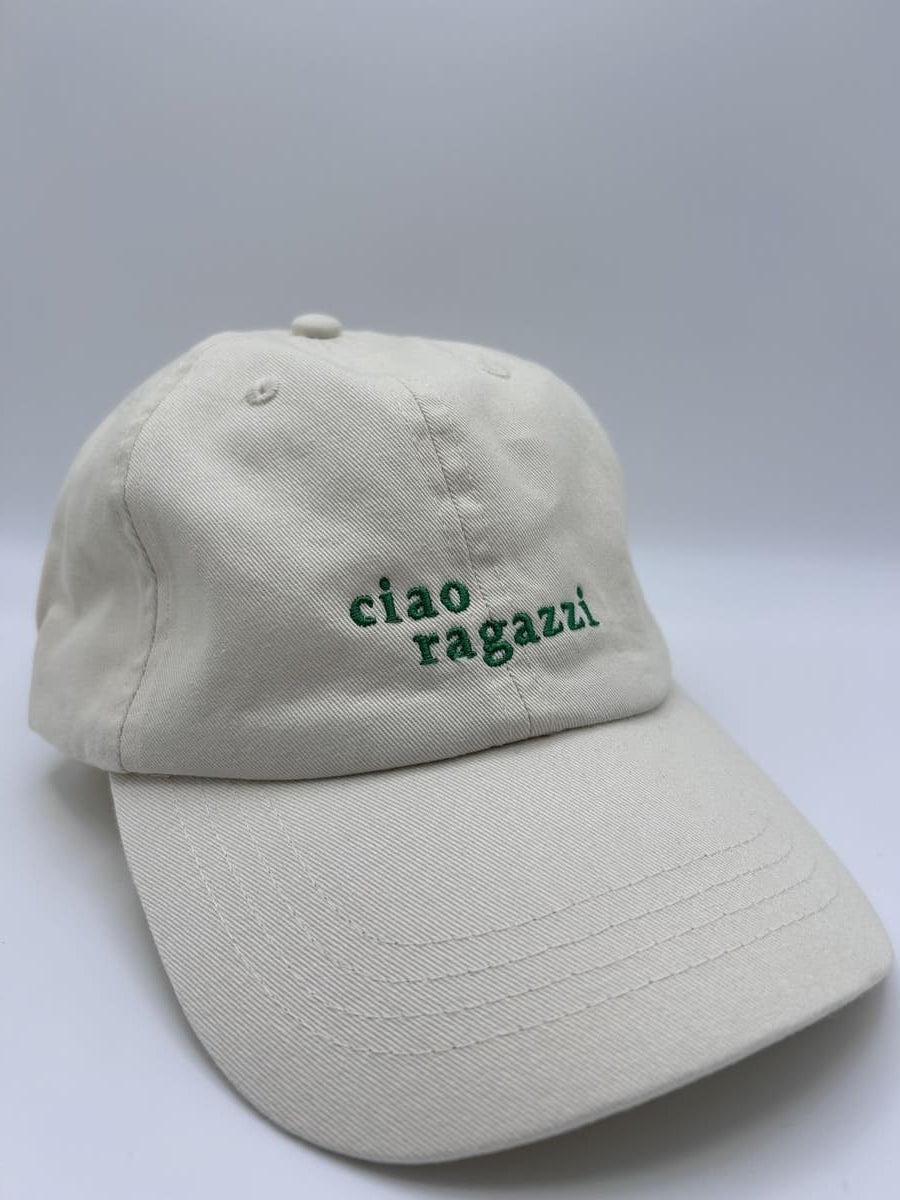 Schrägansicht der ciao ragazzi dad cap von arrel in beige mit grüner Schrift