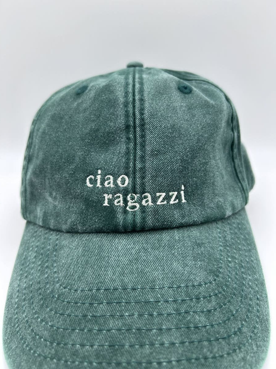 Nahaufnahme der ciao ragazzi dad cap von arrel in vintage green und cream