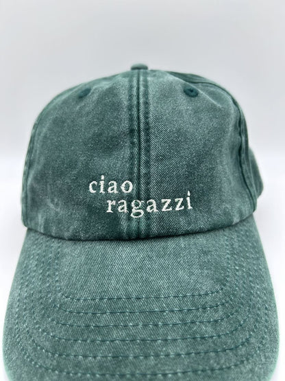 Nahaufnahme der ciao ragazzi dad cap von arrel in vintage green und cream