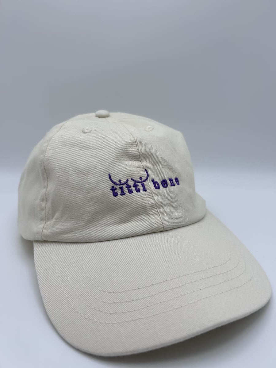 titti bene organic dad cap von arrel. Beige Kappe mit lavendelfarbener Schrift