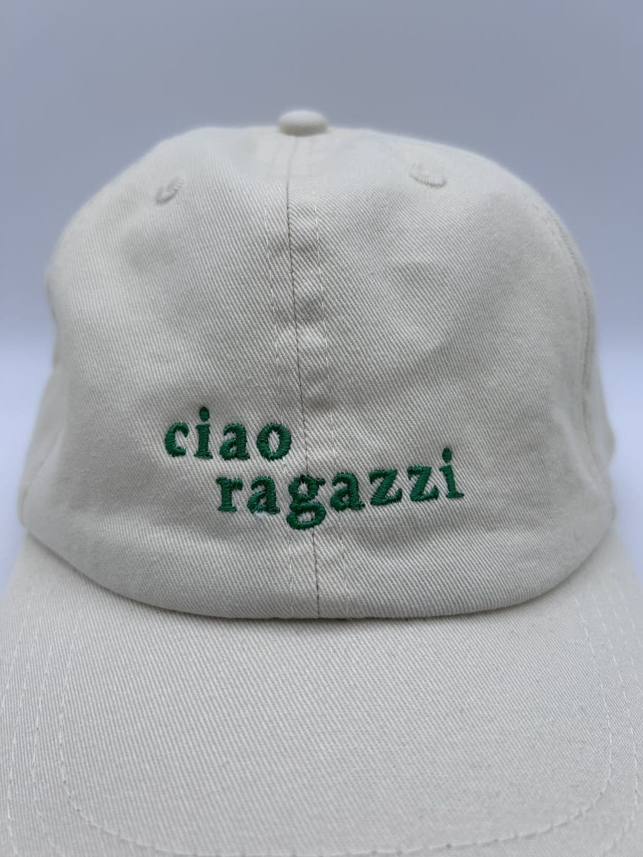 Nahaufnahme der ciao ragazzi dad cap von arrel in beige mit grüner Schrift