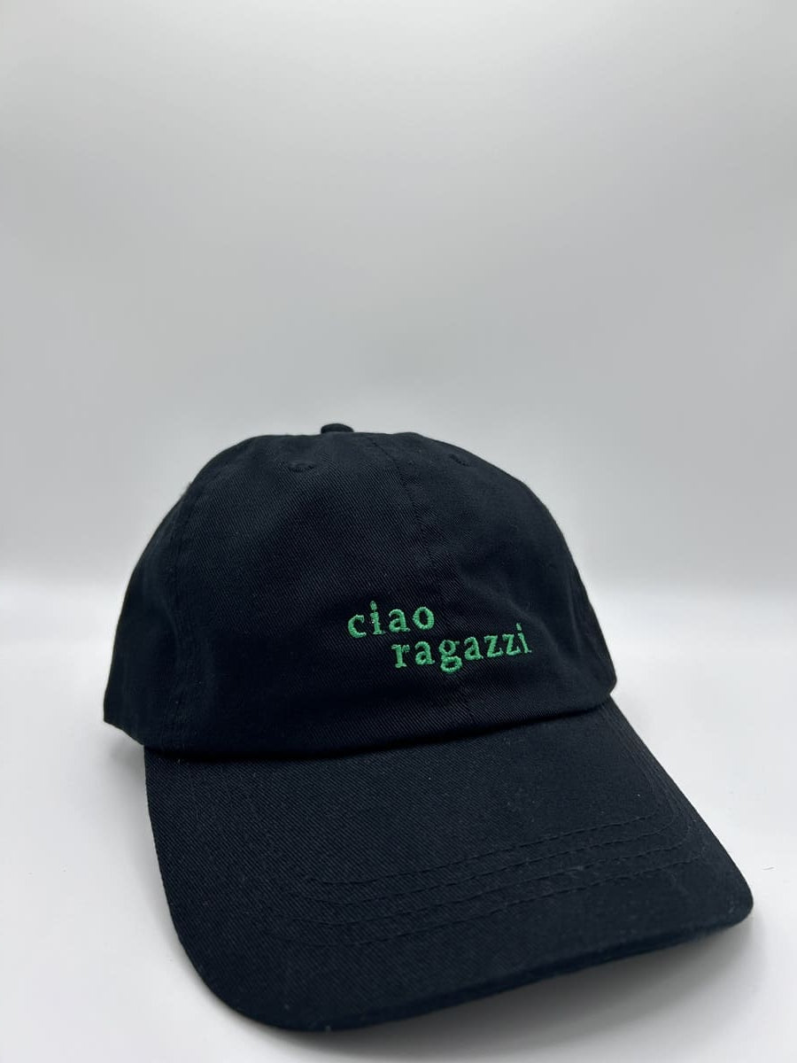 ciao ragazzi dad cap von arrel in schwarz mit grüner Schrift von schräg vorne fotografiert