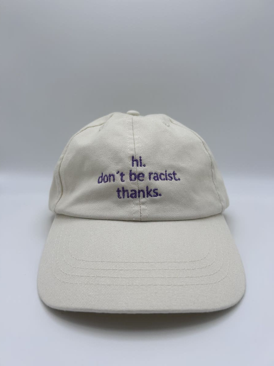 hi don't be racist dad cap von arrel in beige mit lavendelfarbener Schrift