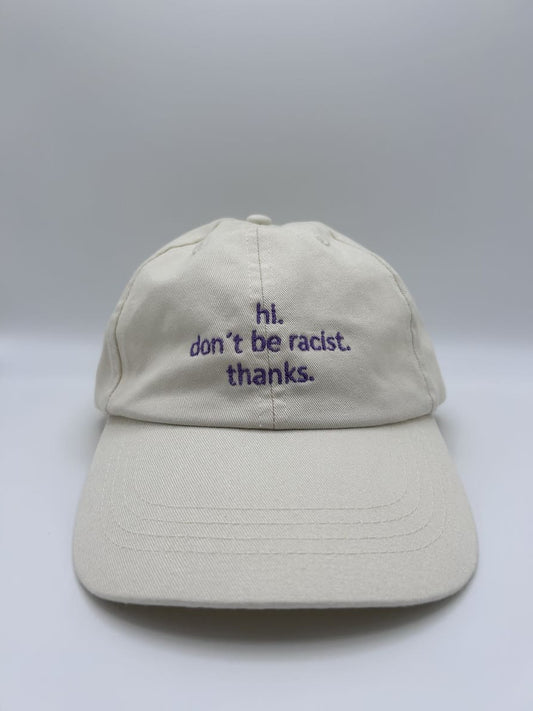 hi don't be racist dad cap von arrel in beige mit lavendelfarbener Schrift