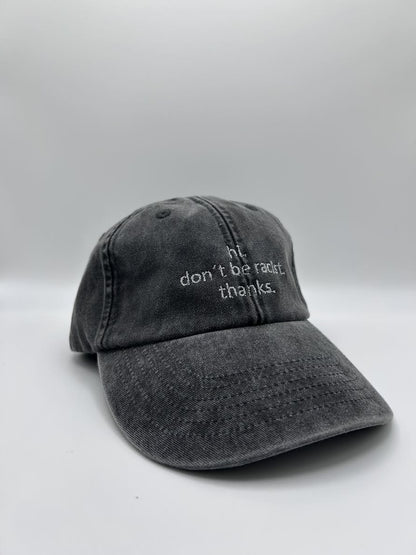 hi don't be racist cap von arrel in vintage black mit silberner Schrift von schräg vorne fotografiert