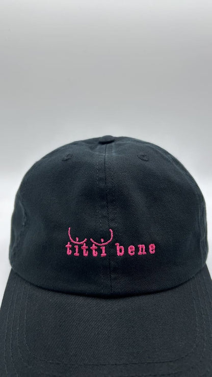 Nahaufnahme der titti bene statement cap von arrel in schwarz mit pinker Schrift