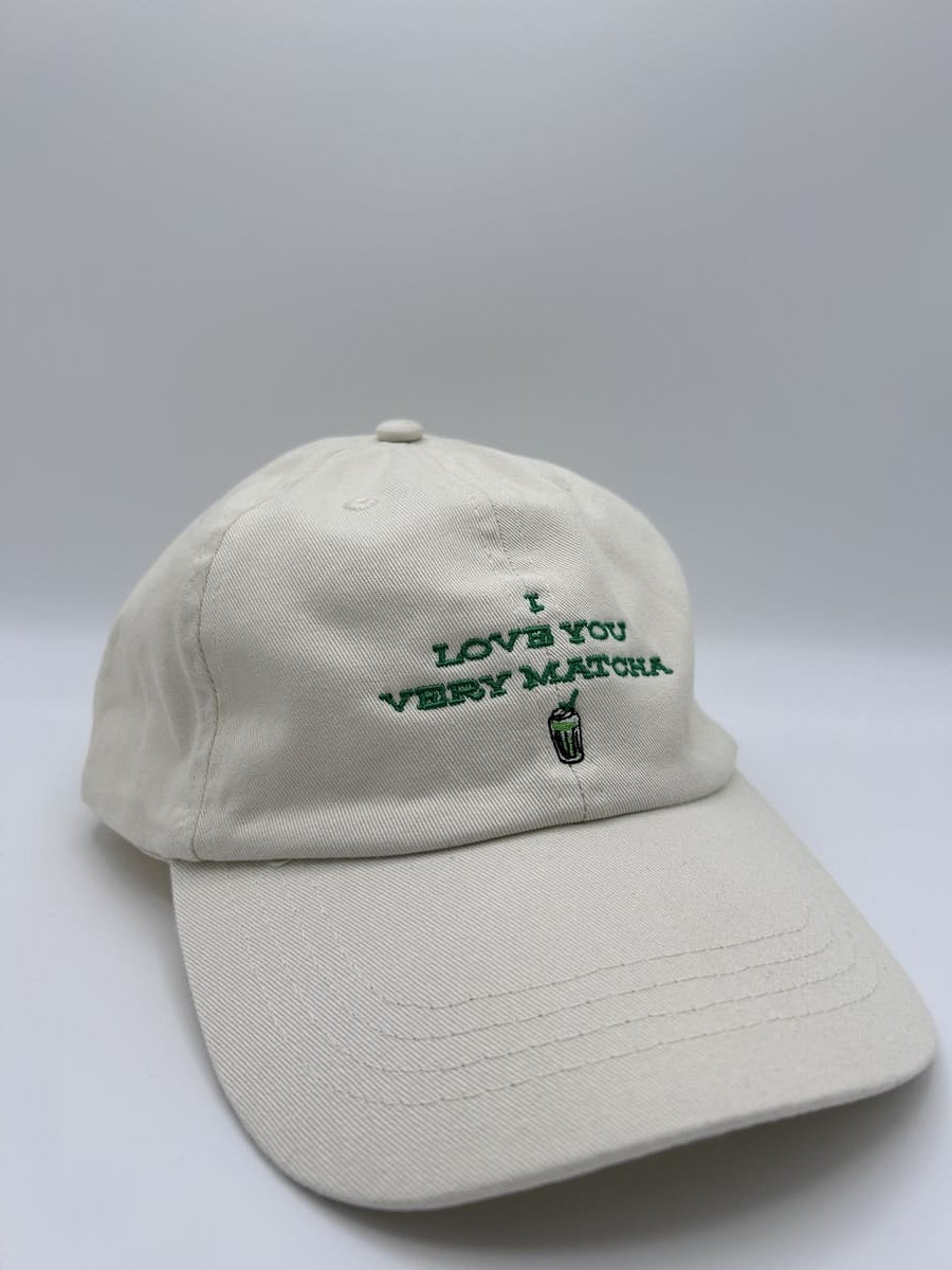 I love you very matcha organic dad cap von arrel in beige mit grüner Schrift von schräg vorne
