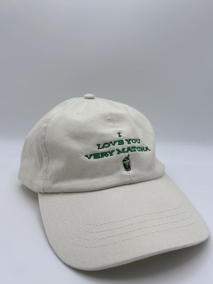 I love you very matcha organic dad cap von arrel in beige mit grüner Schrift von schräg vorne
