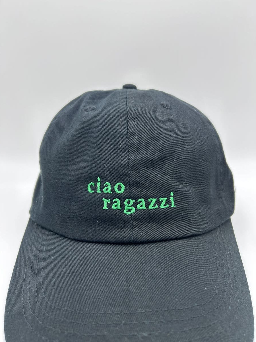 Nahaufnahme von ciao ragazzi dad cap von arrel in schwarz mit grüner Schrift 