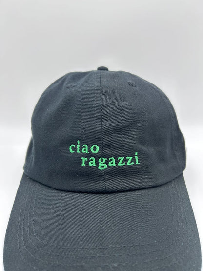 Nahaufnahme von ciao ragazzi dad cap von arrel in schwarz mit grüner Schrift 