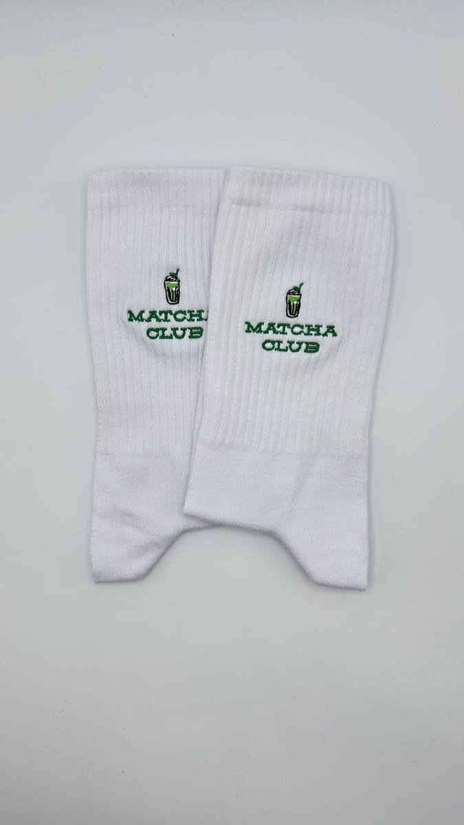 Matcha Club Statement Socken von arrel. Weiße Socke mit grüner Schrift und Matcha Glas