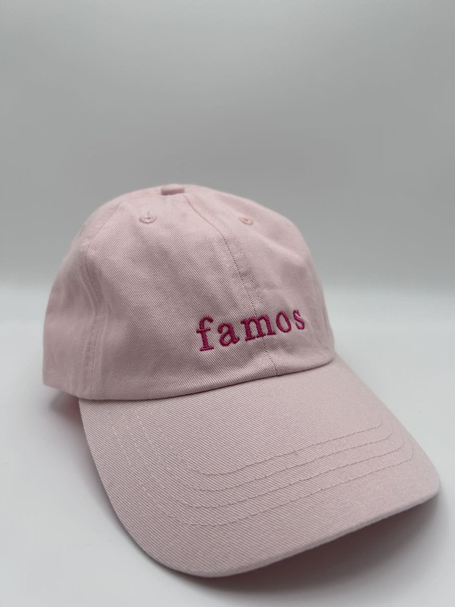 famos organic dad cap von arrel in rosa mit pinker Schrift von schräg vorne