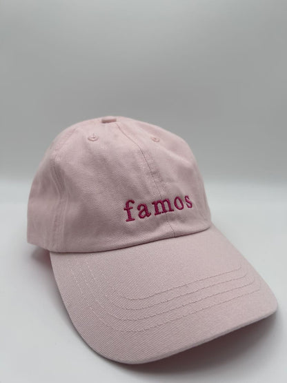 famos organic dad cap von arrel in rosa mit pinker Schrift von schräg vorne