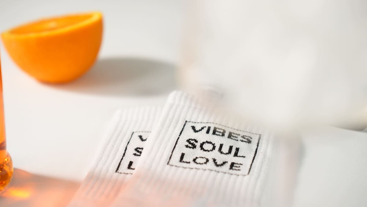 Vibes Soul Love Statementsocken von arrel in Nahaufnahme mit Orange