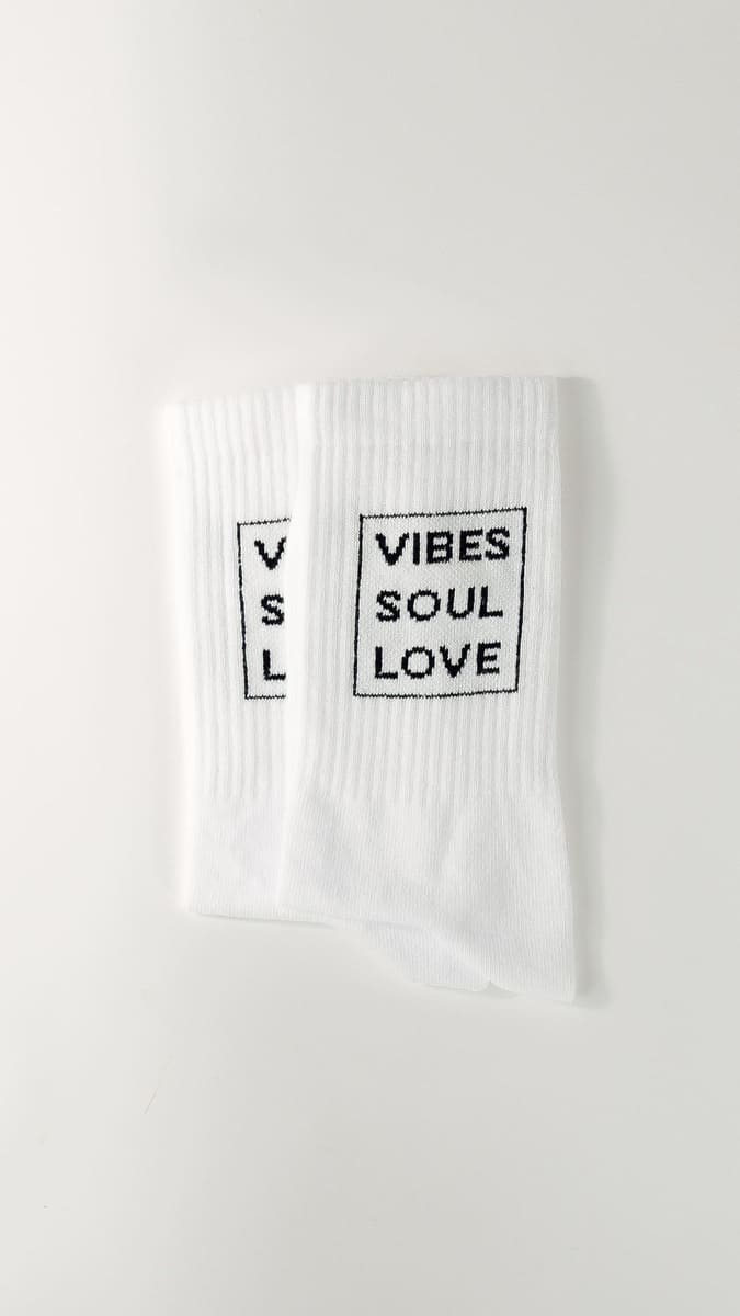 Vibes Soul Love Statementsocken von arrel in weiß mit schwarzer Schrift