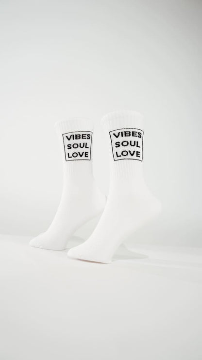 Vibes Soul Love Statementsocken von arrel aus Bio-Baumwolle am Modellfuß mit weißem Hintergrund